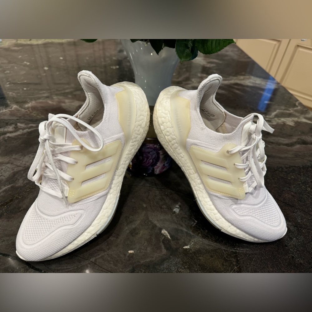 🏃‍♀️ADIDAS- Ultraboost 22 GX5590 Womens Running Shoe Triple White🏃‍♀️ - Picture 7 of 8